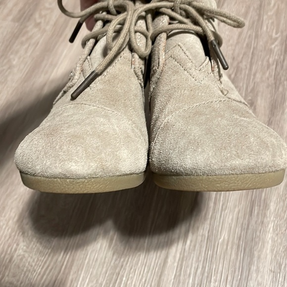 Tom’s Women’s Wedge Ankle Booties Size 6.5 Desert Sands Tan Suede Lace Up - Picture 7 of 13